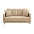 **Moderne beige bank met kussens en metalen poten**