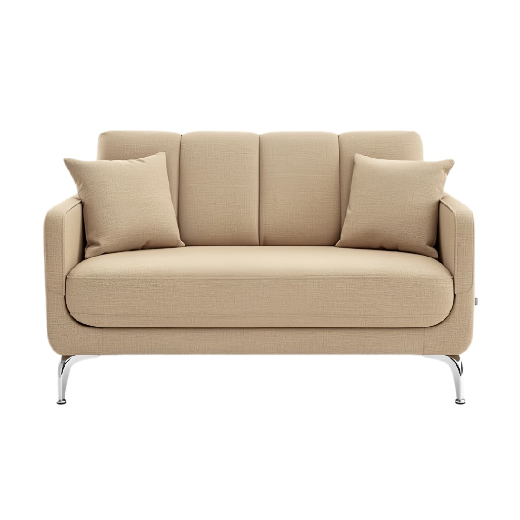 **Moderne beige bank met kussens en metalen poten**